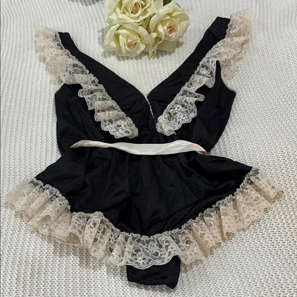 🌹Vintage Union Made Flair Black Chemise with Cream Lace🌹 - Picture 5 of 7